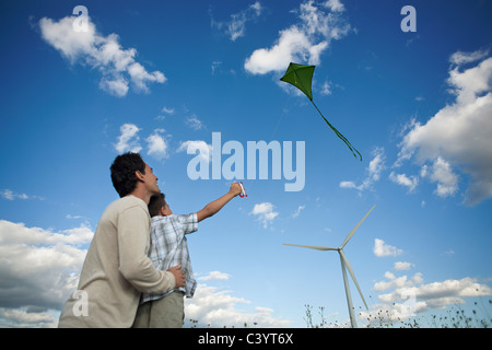 Père et fils flying a kite Banque D'Images