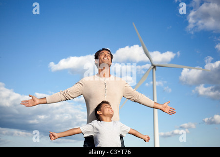 Père et fils sur un parc éolien Banque D'Images