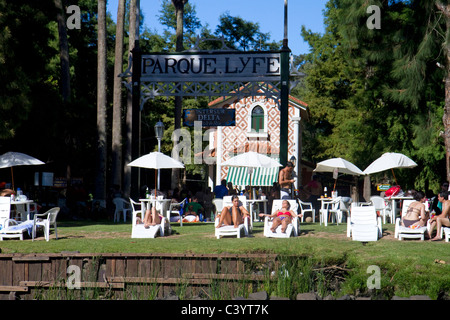 Les gens du soleil sur un club d'aviron le long du Delta du Parana à Tigre, Argentine. Banque D'Images