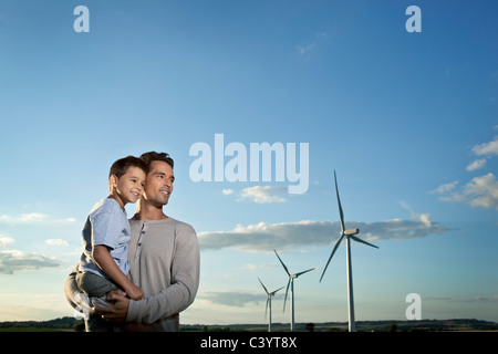 Père et fils sur un parc éolien Banque D'Images