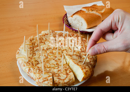 L'omelette espagnole de servir. Banque D'Images