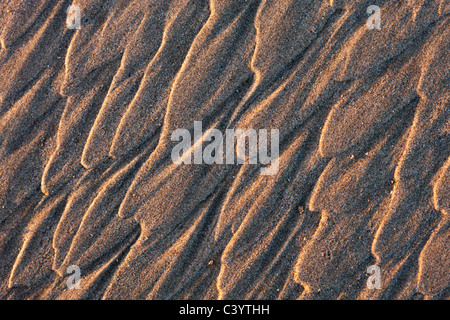 Les patrons de sable sur la plage de Newborough Warren, Anglesey, Pays de Galles. Printemps (avril) 2011. Banque D'Images