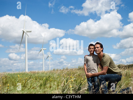 Père et fils sur un parc éolien Banque D'Images