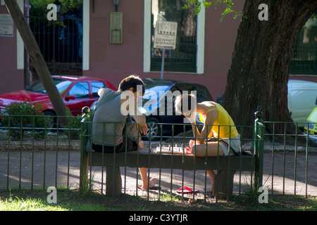Les gens jouant aux échecs à Plaza Mitre dans la ville de San Isidro, l'Argentine. Banque D'Images