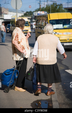 Deux femmes retraitées en attente pour maxi-taxi. Riga. La Lettonie Banque D'Images