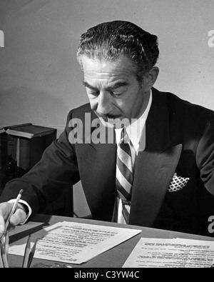 MICHAEL ARLEN (1895-1956) écrivain arménien travaillant à Hollywood sur script de film 1944 le corps céleste Banque D'Images