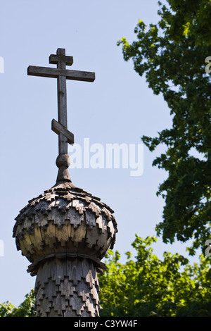 Croix Orthodoxe en bois sur bois coupole Banque D'Images