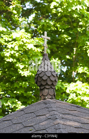 Croix Orthodoxe en bois sur bois coupole Banque D'Images