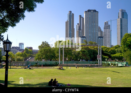 Gratte-ciel de Puerto Madero à Buenos Aires, Argentine. Banque D'Images
