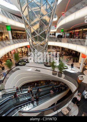 L'intérieur de nouvelle architecture futuriste du centre commercial MyZeil à Francfort Allemagne Banque D'Images