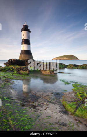 Penmon Point Lighthouse et Puffin Island sur la côte est d'Anglesey, dans le Nord du Pays de Galles, Royaume-Uni. Printemps (avril) 2011. Banque D'Images