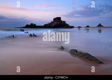 Coucher du soleil sur la belle plage de Praia de Castelejo près de Villa do Bispo dans la région de l'Algarve du Portugal Banque D'Images