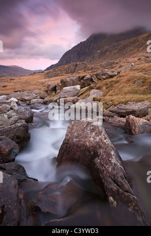 Rocky River dans le Cwm Idwal à vers Tryfan au coucher du soleil, Parc National de Snowdonia, Conwy, Pays de Galles, Royaume-Uni. Printemps (avril) 2011. Banque D'Images