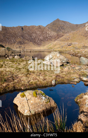 Mont Snowdon derrière les rives rocheuses de Llyn Llydaw, Parc National de Snowdonia, Gwynedd, au nord du Pays de Galles, Royaume-Uni. Printemps (avril) 2011. Banque D'Images