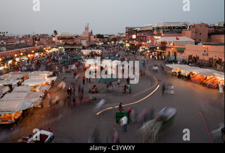 Vendeurs à la place Jemaa el-Fna au crépuscule Banque D'Images