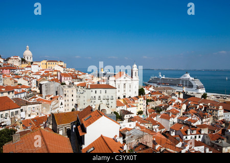 Le Portugal, l'Europe, Lisbonne, Alfama, Vieille Ville, les toits, la mer, les navires Banque D'Images