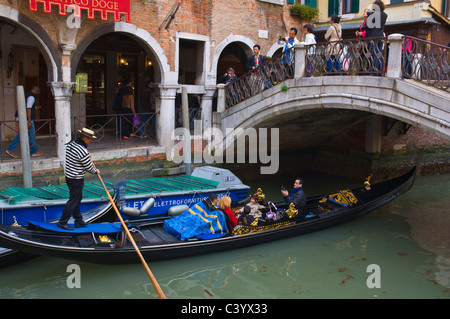 Famille en gondole Venise Italie Europe Banque D'Images