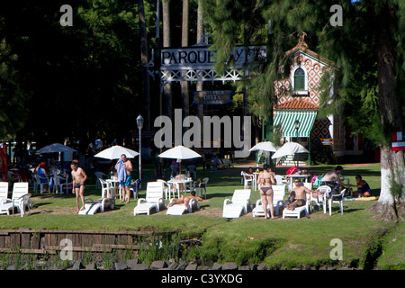 Les gens du soleil sur un club d'aviron le long du Delta du Parana à Tigre, Argentine. Banque D'Images