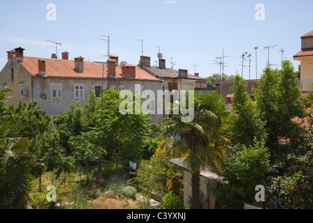 Pula de la cour de l'Eglise et monastère de Saint François, Crkva je samostan Sv Franje, Pula, Istrie, Croatie Banque D'Images