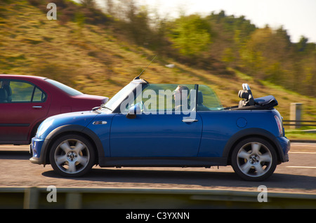 BMW MINI sur l'autoroute. Banque D'Images