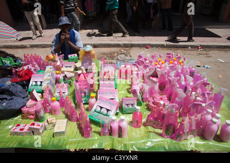 Magasin qui vend des produits au cours de la rose rose festival à El Kelaa M'Gouna, Maroc Banque D'Images