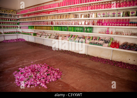 Magasin qui vend des produits au cours de la rose rose festival à El Kelaa M'Gouna, Maroc Banque D'Images