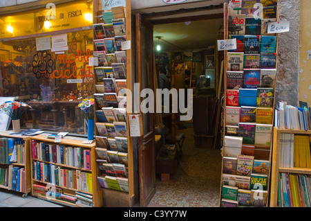 Librairie dans quartier de Dorsoduro Venise Italie Europe Banque D'Images