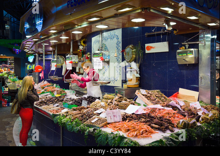 Blocage de fruits de mer dans la Boqueria marché public, la Rambla (Las Ramblas), Barcelone, Catalogne, Espagne Banque D'Images