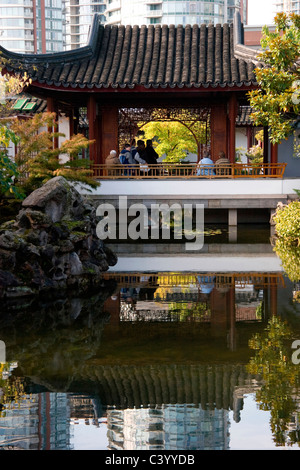 Les gens d''ornements pagoda jardins Dr. Sun Yat-Sen, Vancouver Chinatown Banque D'Images