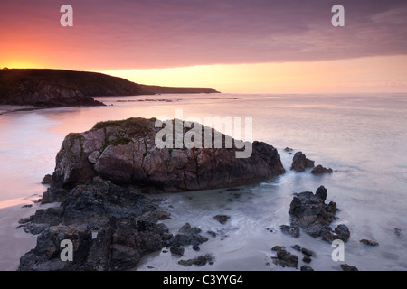 Kennack Sands sur le lever du soleil sur la péninsule de Lizard, Cornwall, Angleterre. Printemps (mai) 2011. Banque D'Images