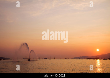 Bateau de pompiers sur l'affichage au coucher du soleil, pulvériser de l'eau dans la région de English Bay, Vancouver. Banque D'Images