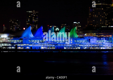 Des motifs complexes light up sails sur Canada Place le long du front de mer pendant les Jeux Olympiques d'hiver de 2010, Vancouver, Canada Banque D'Images