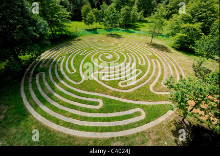 Un inextricable labyrinthe en spirale, inspiré par le modèle sur la base d'un cône de pin s'ouvre à Wakehurst Place, West Sussex. Banque D'Images