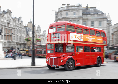 Il s'agit d'une image d'un vieux bus à impériale à Londres, Royaume-Uni Banque D'Images