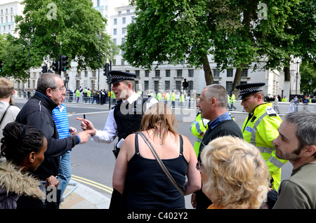 Expliquer à la police BNP / NF supports pourquoi ils ne peuvent pas avoir une démonstration improvisée sur Whitehall avant la visite du président Obama Banque D'Images