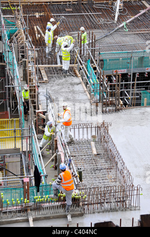 Ouvriers du chantier la préparation de béton autour de l'armature en acier Banque D'Images