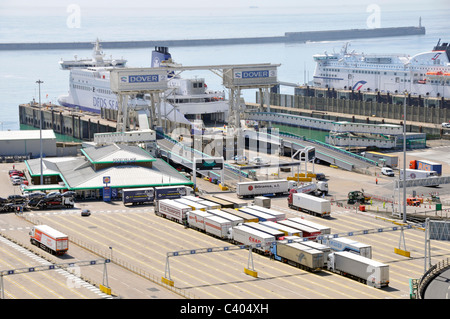 L'antenne de camions-remorques hgv dans les baies holding également une zone commerçante qui attend pour monter à bord des ferries de passage Douvres Ferry terminal Kent England Royaume-Uni Banque D'Images