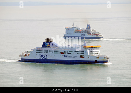 Les ferries P&O partent et arrivent dans le détroit de Douvres avec la côte française éloignée en brume du Kent Angleterre Banque D'Images