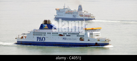 P&O Ferries dans les détroits de Douvres une au départ du port de Douvres et une autre en provenance de l'Europe continentale vers le Kent Angleterre Banque D'Images