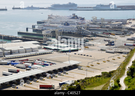 Le terminal de ferry de Douvres dans la zone de contrôle des véhicules et des ferries au-delà Banque D'Images