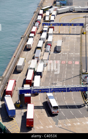 Vue aérienne du port de Douvres camions camions camions et remorques faisant la queue sous le panneau du portique montre les itinéraires de ferry pour les tickets de camion et embarquement à Kent Angleterre Royaume-Uni Banque D'Images