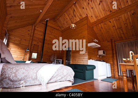 Joli intérieur chaleureux de Mountain lodge apartment. Fox Glacier Lodge, Fox Glacier, côte ouest, île du Sud, Nouvelle-Zélande. Banque D'Images