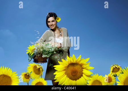 Femme en champ de tournesol Banque D'Images