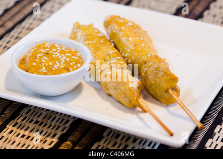 Thai Satay de poulet avec sauce trempette bâtons Banque D'Images