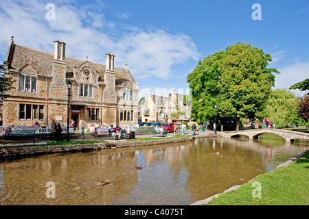 En Grande-Bretagne, en Europe, en Angleterre, Cotswolds, Bourton On The Water, rivière, écoulement, pont, maisons, maisons, Banque D'Images