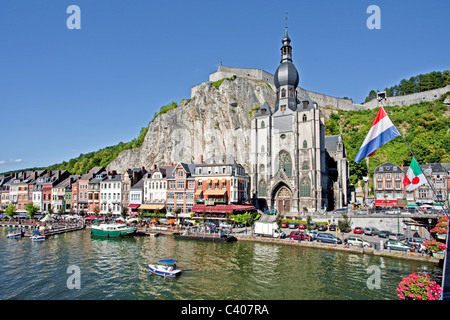 Belgique, Europe, Dinant, fief, château, falaise, maisons, maisons, rivière, écoulement, voile, église Banque D'Images