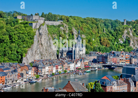 Belgique, Europe, Dinant, fief, château, falaise, maisons, maisons, rivière, écoulement, voile, église Banque D'Images