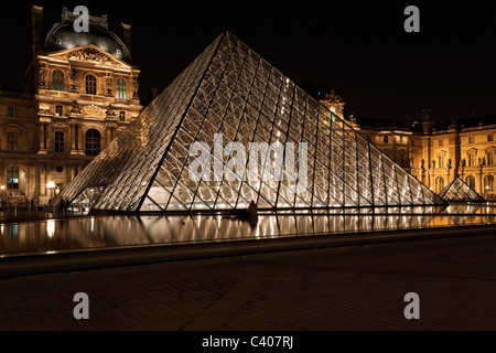 Louvre la nuit. Paris. La France. Banque D'Images