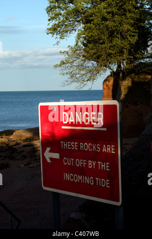 Plages de Devon, rouge le signe de danger avertissement de marée montante sur la plage de Torquay Banque D'Images