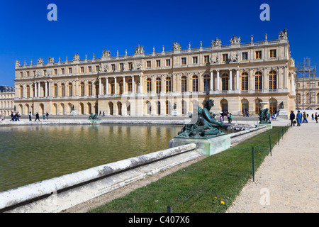 Des statues en bronze dans le jardin de Versailles. Le fameux palais du Roi Soleil : Louis XIV. Banque D'Images